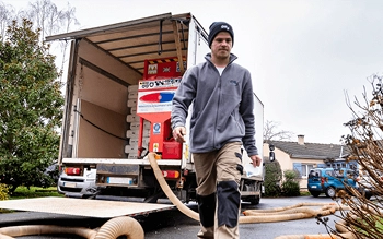 Artisan Effy avec un camion de déménagement