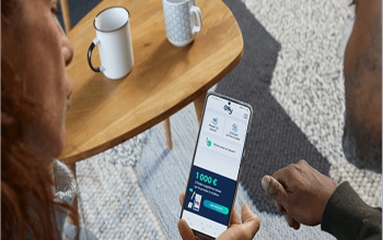 Une femme et un homme regardant les offres Effy sur un smartphone